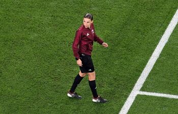 La árbitra francesa Stephanie Frappart fue cuarta jueza en el duelo México-Polonia por el Mundial Qatar 2022.