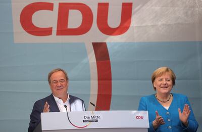 El candidato a canciller por el CDU Armin Laschet (i) y la actual canciller Ángela Merkel, en el cierre de campaña. (EFE/EPA/FRIEDEMANN VOGEL)