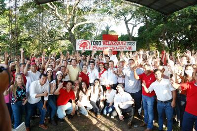 Hugo Velázquez, desde el viernes está realizando una gira por el departamento de Paraguarí donde presentó su candidatura a la presidencia de la República