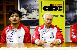 El entrenador japonés Hiroshi Kogita, el presidente de la Asociación Paraguaya de Lucha, Dr. Carlos Raúl Gutiérrez (centro), y el luchador Diego Ramírez (d) estuvieron por nuestro diario.