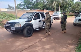 Agentes policiales y militares hacen controles en los barrios de Pedro Juan Caballero.