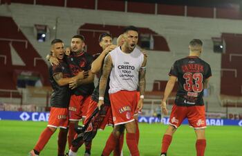 Iván Tapia se quitó la camiseta para festejar el gol de la victoria para Barracas Central.
