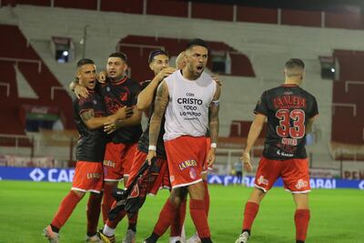 Iván Tapia se quitó la camiseta para festejar el gol de la victoria para Barracas Central.