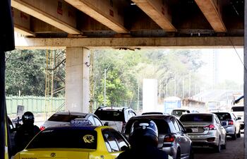 Vehículos ya pasan por debajo del viaducto en construcción, de 1.340 metros, en la zona del Botánico, que cuando esté terminado se conectará con el acceso de la Costanera Norte.