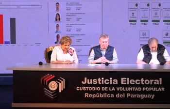 María Elena Wapenka, Jaime Bestard y Alberto Ramírez, ministros del TSJE.