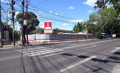 La construcción de la estación de servicio en diagonal a la sede de la Embajada de los EE.UU.