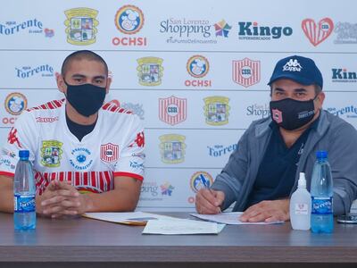 Teodoro Paredes durante la firma de contrato con San Lorenzo.