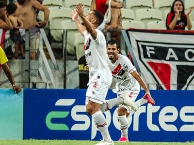 Los jugadores de Ferroviário festejan el gol contra Fortaleza por la ida de las semifinales del Estadual Cearense.