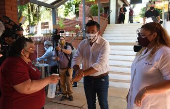 El ministro de Educación, Eduardo Petta, de visita en el colegio Ysaty de Asunción.