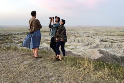 Chloé Zhao (derecha) filma un plano de la actriz Frances McDormand en “Nomadland”. La película cuenta con siete nominaciones.