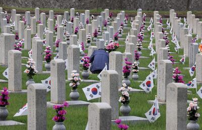 Un visitante presenta sus respetos en la tumba de un soldado caído en el cementerio nacional de Seúl, Corea del Sur, el 25 de junio de 2022, el 72º aniversario del estallido de la Guerra de Corea.