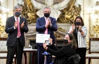 Alberto Fernández entrega reconocimiento a los científicos más destacados de Argentina.