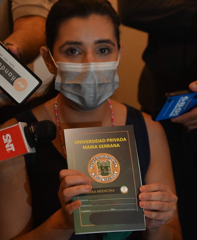 Una estudiante mostró sus libretas de asistencia a las prácticas hospitalarias y otros documentos, exigiendo que se reabra la carrera de Medicina.
