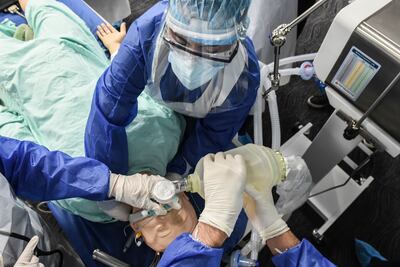 Trabajadores de servicios de emergencia en Colombia se entrenan en el uso de respiradores.