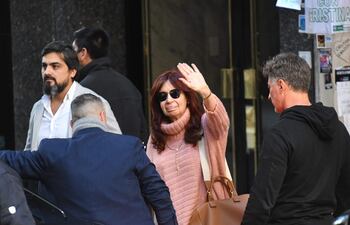 La vicepresidenta de Argentina, Cristina Fernández de Kirchner (c) saluda a sus simpatizantes mientras sale de su residencia custodiada por un dispositivo de seguridad, en Buenos Aires (Argentina). (EFE)