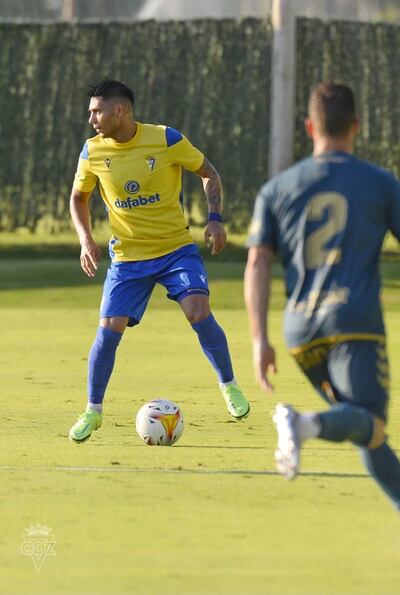 Santiago Arzamendia, en acción durante el amistoso que Cádiz disputó ayer con Las Palmas.