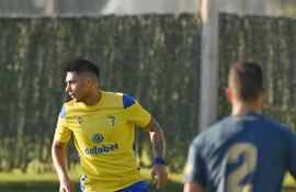 Santiago Arzamendia, en acción durante el amistoso que Cádiz disputó ayer con Las Palmas.