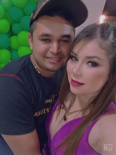 Maricela Rojas Giménez, fallecida, aparece en una fotografía con Jorge Ortega García, su pareja, quien fue acribillado en setiembre de 2021.