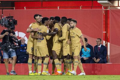 Los jugadores del FC Barcelona celebran el gol del polaco Robert Lewandowski (c), durante el partido de la jornada 7 de LaLiga que Real Mallorca y FC Barcelona disputan hoy sábado en en Son Moix,