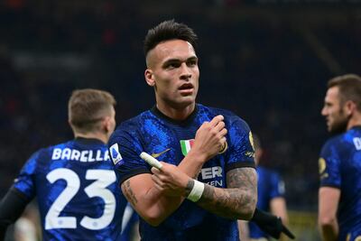 Lautaro Martínez celebra uno de los goles que anotó este viernes para el Inter de Milán