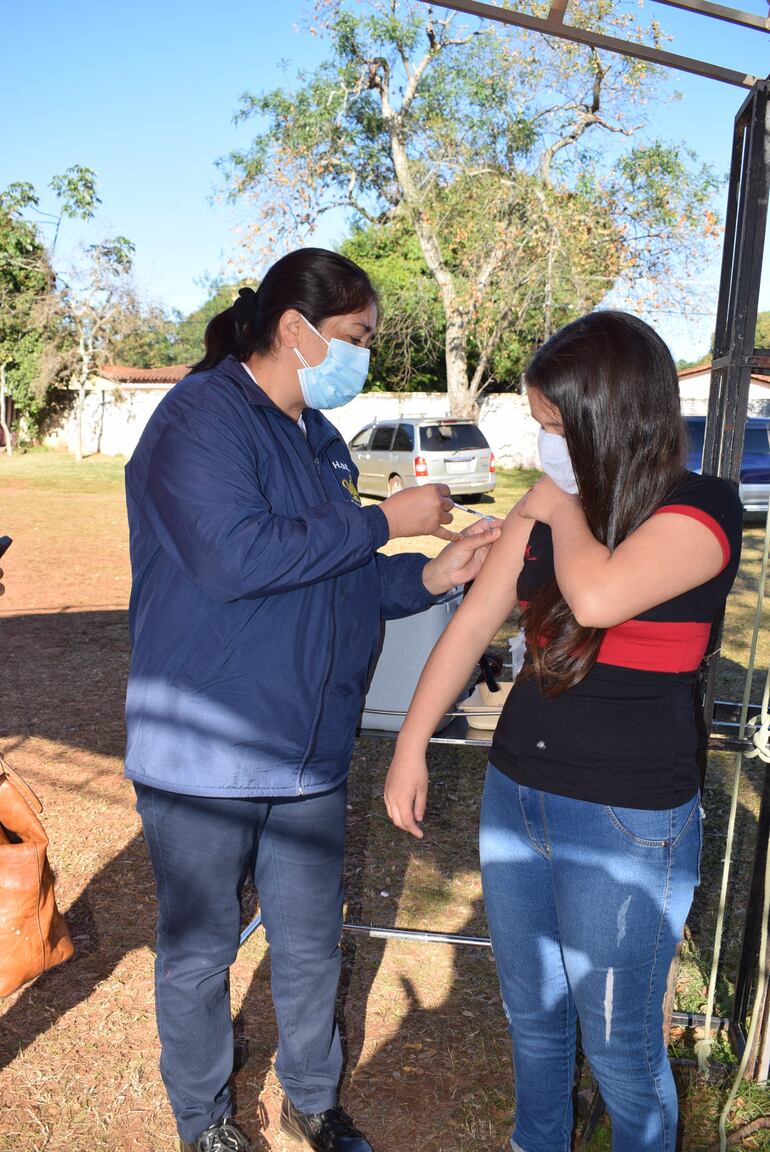 Una gran afluencia de jóvenes y adultos y se está logrando la meta de inocular a las 460 personas que recibieron la primera dosis
