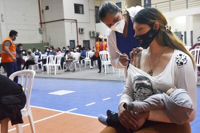 Desde el Ministerio de Salud afirman que mujeres lactantes con enfermedad de base pueden vacunarse contra COVID-19