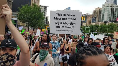 Cientos de personas a favor del aborto legal se manifiestan en contra del fallo del Corte Suprema estadounidense, en Chicago, Illinois (EE.UU.). Estados Unidos vivió este sábado otra jornada de multitudinarias manifestaciones a lo largo y ancho de su territorio contra la decisión de ayer del Tribunal Supremo, que revocó la protección legal al aborto y ha dejado al país en estado de shock. EFE/Jorge Fuentelsaz