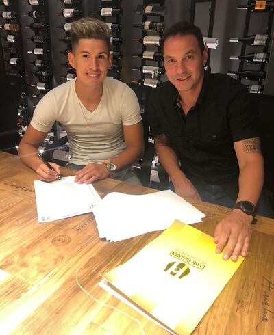 Valdez Chamorro (i) estampó su firma en el contrato.