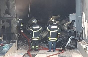 El fuego consumió todo lo que se encontraba en el interior del depósito. La mercancía y el edificio cuentan con seguro, según se informó.