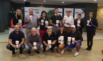 Los mejores de la Copa Independencia disputada en el Asunción Golf Club en homenaje a la Patria posan con sus trofeos.