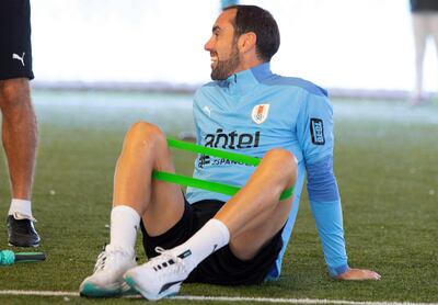 Fotografía cedida por la Asociación Uruguaya de Fútbol (AUF) del jugador Diego Godín durante un entrenamiento de la selección hoy, en el Complejo Celeste, a las afueras de Montevideo (Uruguay). El capitán de la selección de fútbol de Uruguay, Diego Godín, pidió este lunes 'garantía y tranquilidad' para que quienes participan en la Copa América puedan afrontarla sin preocuparse de cuestiones ajenas al deporte.