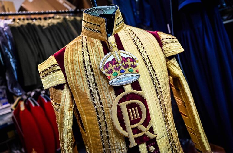 Adornos de la vestimenta que llevarán los miembros de la banda militar  que acompañará la ceremonia de Carlos III, con el anagrama del nuevo rey.