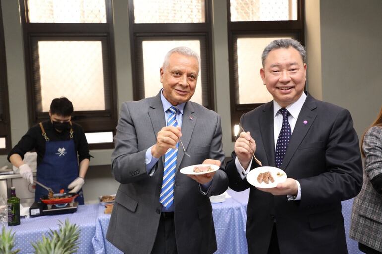 El embajador Alexander Yui, director general del Departamento de Latinoamérica del Ministerio de Relaciones Exteriores de la República de China (Taiwán) y el embajador paraguayo en Taiwán, Marcial Bobadilla.