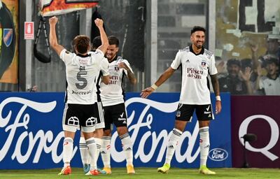 Juan Martín Lucero celebra después de marcar el gol para Colo Colo