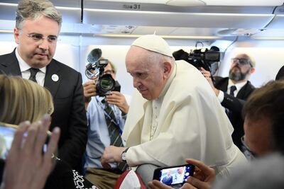 El papa Francisco conversa con periodistas a bordo del avión papal, en el inicio de su gira por el Asia Central. (EFE/EPA)