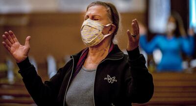 Una mujer con mascarilla reza durante una misa en la Catedral Metropolitana de Porto Alegre, Brasil.
