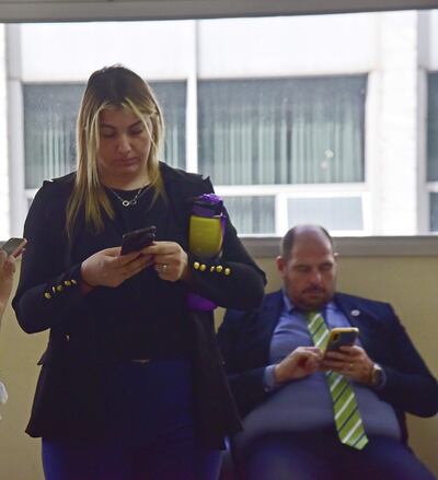 La asistente fiscal Teresita Rey Saffi. Atrás, el fiscal Federico Leguizamón, quien esperaba el reinicio de otro juicio oral y público.