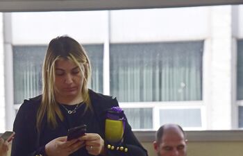 La asistente fiscal Teresita Rey Saffi. Atrás, el fiscal Federico Leguizamón, quien esperaba el reinicio de otro juicio oral y público.