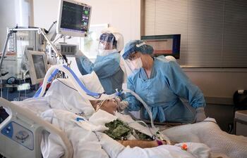 Un paciente con covid recibe atención médica en una unidad de terapia intensiva.