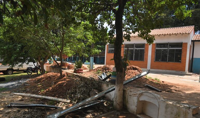 Insumos para la construcción todavía permanecen en el predio educativo de Lambaré. 
