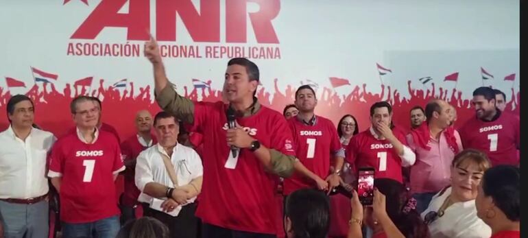 Recientemente se vio al ministro de Salud, Julio Borba con un cabestrillo, durante un acto de campaña de Santiago Peña.