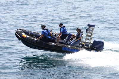 Un zódiac es una embarcación inflable de caucho, con motor fuera de borda.