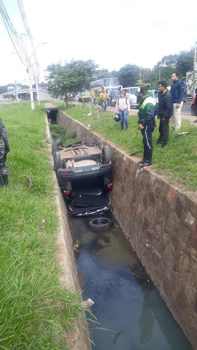 Vehículo volcado en el desagüe, zona Semidei.