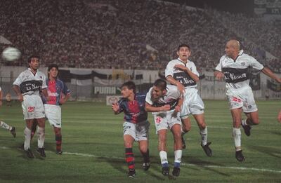 Sobre estas líneas, marco multitudinario en el duelo del 18 de marzo de 1999.