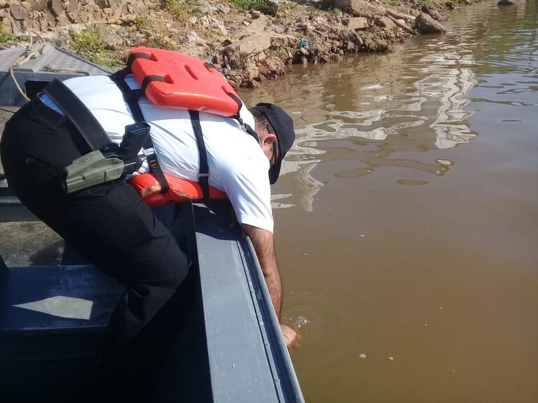 La Fiscalía tomó muestras del agua en la zona donde supuestamente el frigorífico vierte sus residuos.