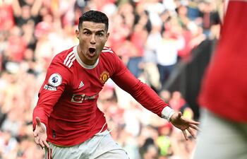 Cristiano Ronaldo celebra uno de los tres goles que anotó ayer