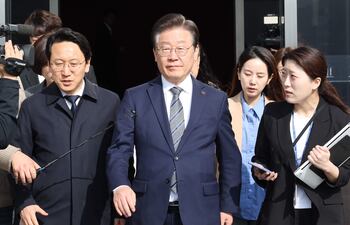 El líder opositor surcoreano Lee Jae-myung (C) fue imputado por la justicia de su país por presunta entrega de información privilegiada a un tercero, cuando se desempeñaba como alcalde. (EFE/EPA)