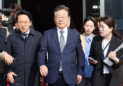 El líder opositor surcoreano Lee Jae-myung (C) fue imputado por la justicia de su país por presunta entrega de información privilegiada a un tercero, cuando se desempeñaba como alcalde. (EFE/EPA)