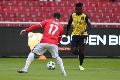 José Cifuentes (d) de Ecuador disputa hoy el balón con Gary Medel de Chile, durante un partido por las eliminatorias sudamericanas al Mundial de Catar 2022, en el estadio Rodrigo Paz Delgado en Quito (Ecuador).