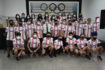 Parte de la selección nacional Sub 18 junto a Gerardo Acosta, tras recibir sus indumentarias.